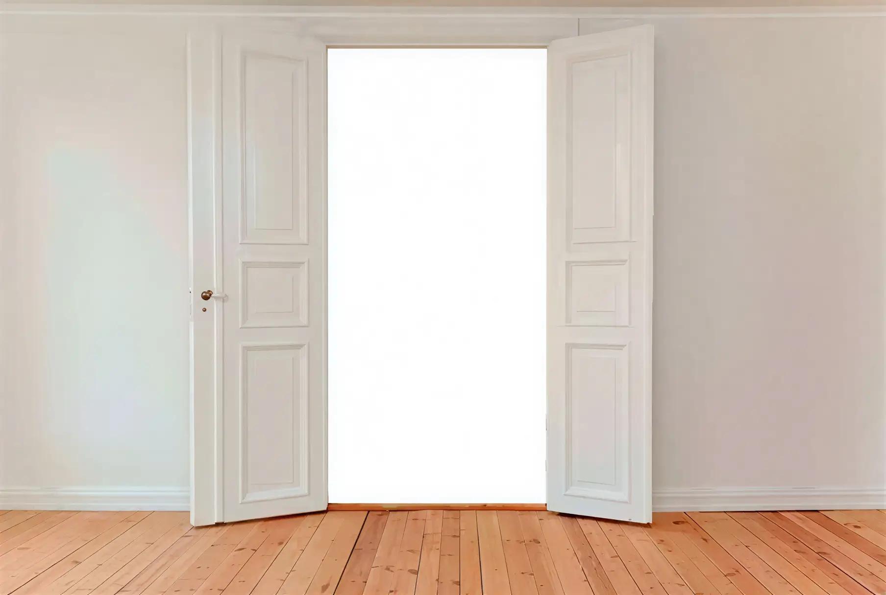 Los Pintores Fuenlabrada lacando puerta interior en blanco con acabado profesional