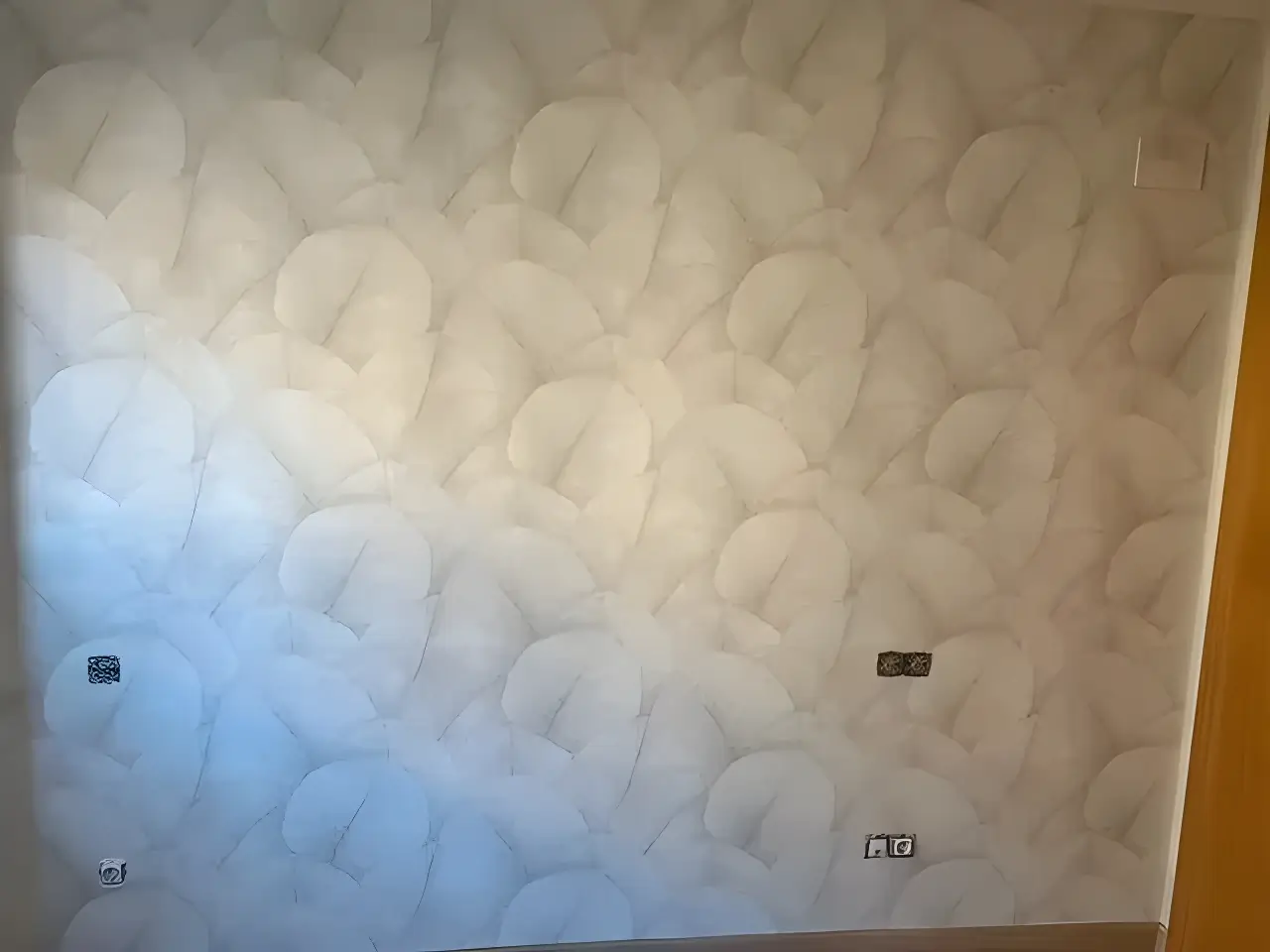 Los Pintores Fuenlabrada aplicando papel pintado de textura clara en salón reformado