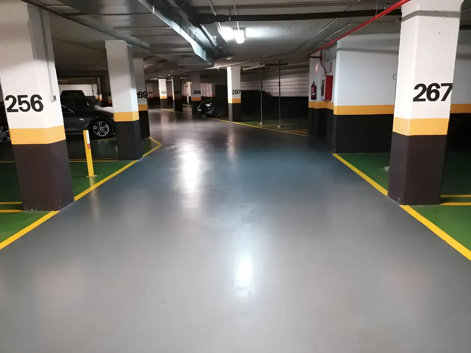 Garaje comunitario pintado y señalizado por Los Pintores Fuenlabrada