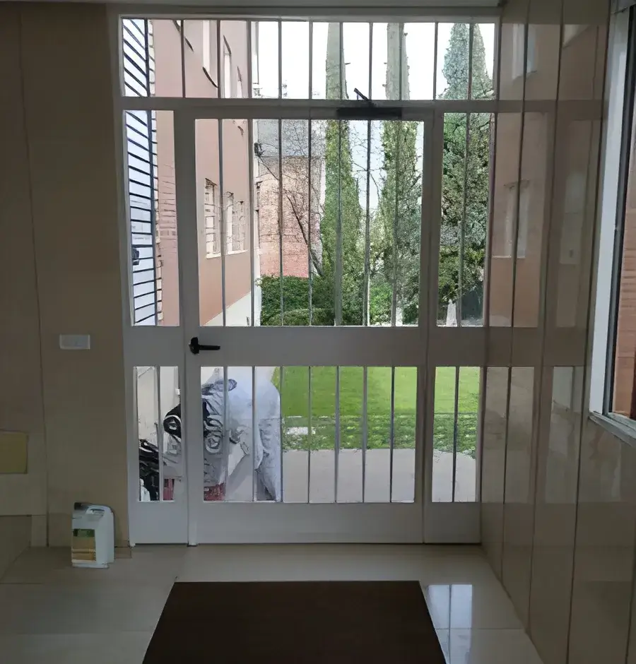 Portal de comunidad pintado por Los Pintores Fuenlabrada con acabado luminoso