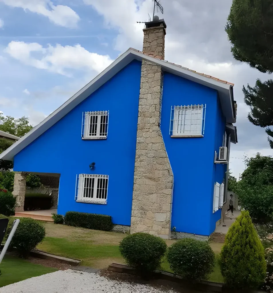 Los Pintores Fuenlabrada pintando fachada de casa unifamiliar en color azul intenso