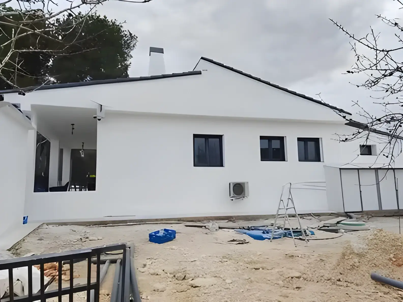 Los Pintores Fuenlabrada Fachada de chalet blanco recién pintada con acabado profesional