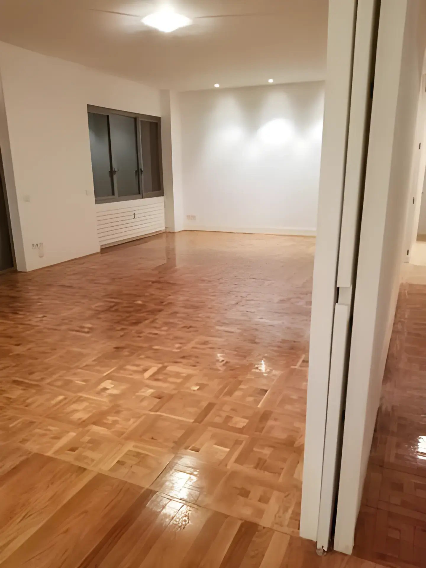 Salón amplio pintado en blanco por Los Pintores Fuenlabrada, acabado limpio y luminoso