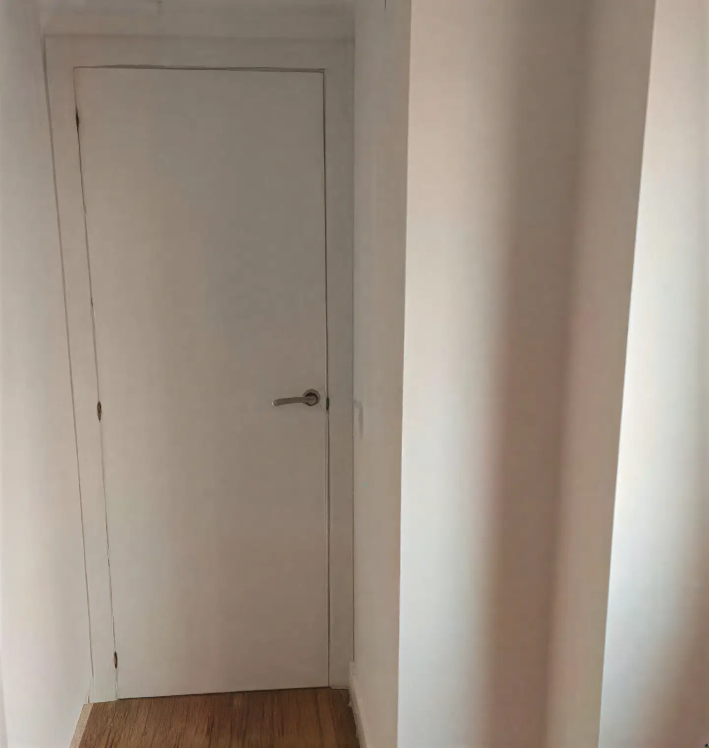 Puerta interior lacada en blanco en pasillo realizada por Los Pintores Fuenlabrada
